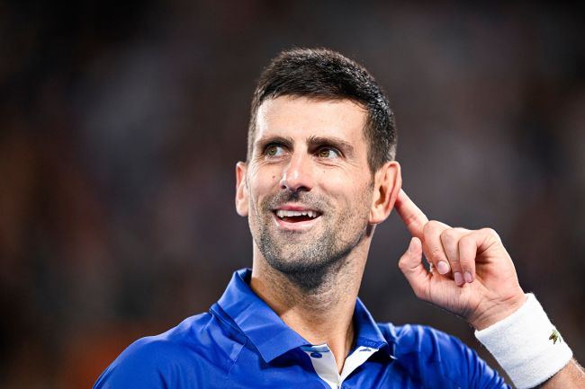 Il giornalista australiano si scusa con Novak Djokovic dopo aver "preso in giro i tifosi serbi" in diretta TV