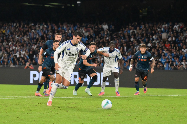 Il tecnico del Como, Cesc Fábregas, rimprovera pubblicamente Álvaro Morata dopo il cartellino rosso: 