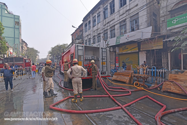 Un incendio in un hotel di Kolkata ha causato la morte di nove persone, tra cui un bambino