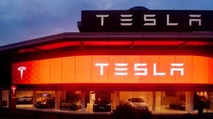 Musk sostiene falsamente che la Tesla FSD sia 10 volte più sicura rispetto alla guida umana normale