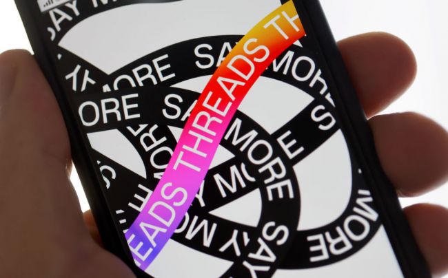 L'effetto Musk: X sanguina gli utenti mentre Threads decolla