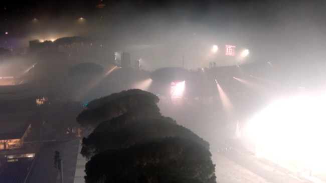 Il fumo dei fuochi d'artificio della vittoria in Coppa dell'Inter di Milano causa un ritardo nella partita di tennis tra Jódar-Darderi