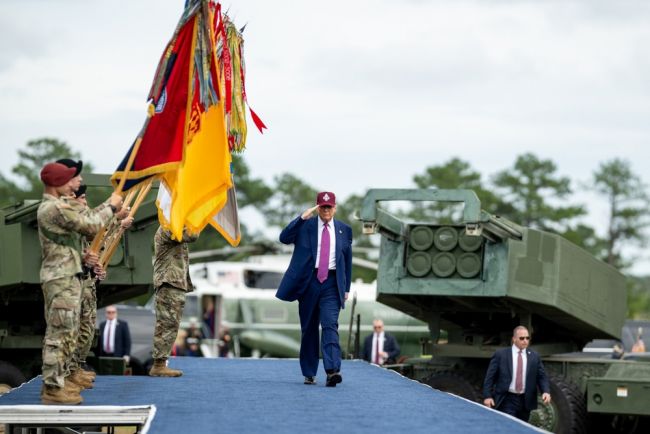 La parata di Washington commemora il 250° anniversario dell'esercito nel 79° compleanno di Donald Trump
