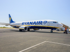Uomo quasi risucchiato fuori da un finestrino su un volo Ryanair