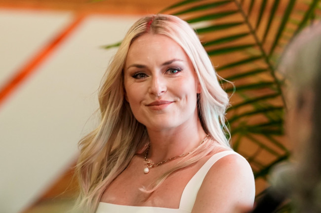 Lindsey Vonn ricompare senza stampelle al Met Gala, tre mesi dopo l'incidente olimpico