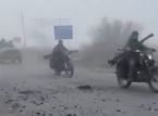 Il video cattura il momento in cui le truppe russe irrompono a Pokrovsk "in stile Mad Max" su motociclette e tetti di auto e furgoni malconci