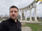 Zelensky visita la città bombardata in prima linea di Kherson