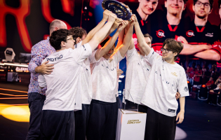 Esports World Cup 2026: 100 Thieves sollevano il primo grande trofeo internazionale Valorant 