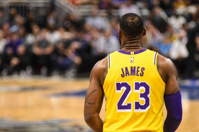 LeBron James non dovrebbe lasciare i Los Angeles Lakers e stabilirebbe un nuovo record NBA